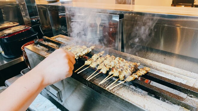 焼き鳥を焼いている写真